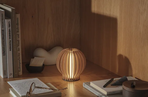 Dobíjacia stolná LED lampa, dub - Eva Solo