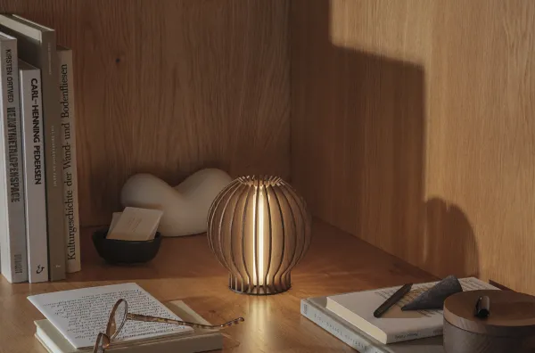 Dobíjacia stolná LED lampa, dymový dub - Eva Solo