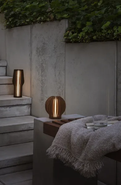 Dobíjacia stolná LED lampa, dymový dub - Eva Solo