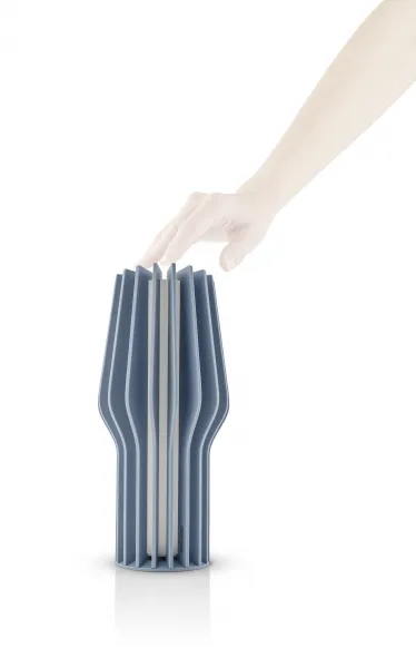 Dobíjacia lampa Radiant LED, dymovo modrá - Eva Solo