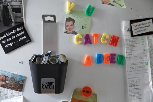 Nástenný otvárač s vreckom na viečka JOHNNY CATCH CUP - Höfats