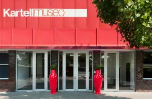 Kvetináč MISSES FLOWER POWER, viac variantov - Kartell Farba: lesklá černá
