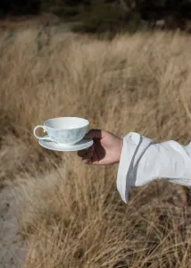 Modrý hrnček na čaj s tanierikom 30 cl kolekcia Slåpeblom - Wik & Walsøe