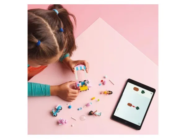 LEGO® Friends 42643 Stánok s cukrovou vatou a skúter