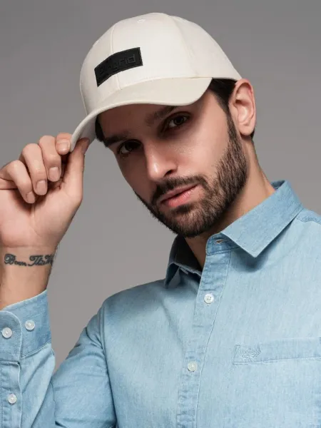Trendy krémová šiltovka s nášivkou V2 ACCS-0104