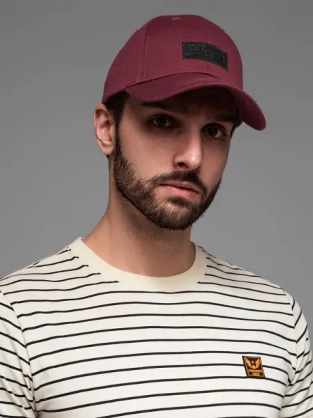 Trendy bordová šiltovka s nášivkou V8 ACCS-0104