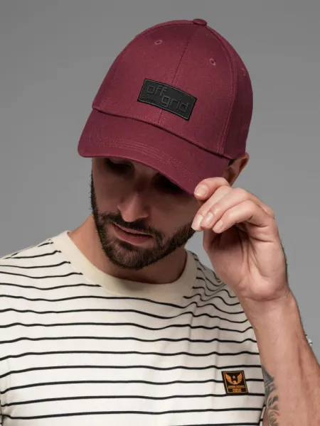 Trendy bordová šiltovka s nášivkou V8 ACCS-0104
