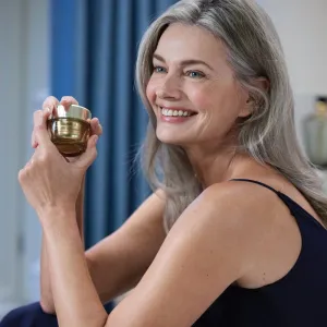Estée Lauder Revitalizing Supreme+ Youth Power Creme denný liftingový a spevňujúci krém pre rozjasnenie a vyhladenie pleti 50 ml