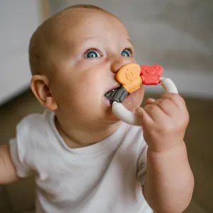 BABYONO Hrkálka s hryzačkou 3m+ Shapes