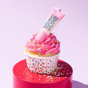 essence Birthday Bomb transparentný lesk na pery pre trblietavý lesk odtieň 01 Cake My Day! 10 ml