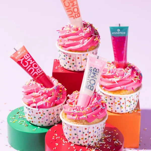 essence Birthday Bomb transparentný lesk na pery pre trblietavý lesk odtieň 01 Cake My Day! 10 ml