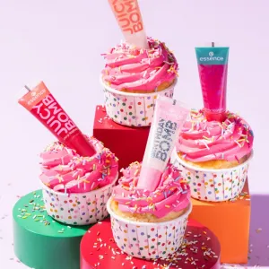 essence Birthday Bomb transparentný lesk na pery pre trblietavý lesk odtieň 01 Cake My Day! 10 ml