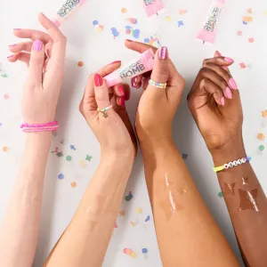 essence Birthday Bomb transparentný lesk na pery pre trblietavý lesk odtieň 01 Cake My Day! 10 ml