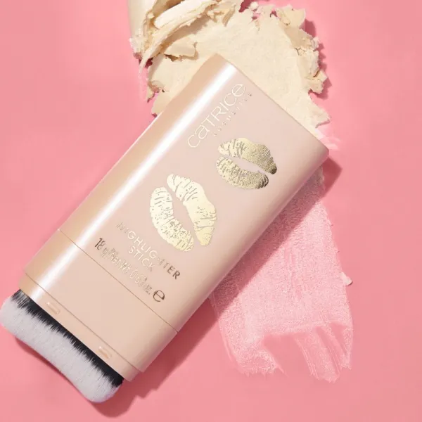Catrice KISS & GLOW krémový rozjasňovač v tyčinke odtieň C01 Aurora Glow 18 g