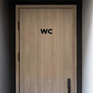 Drevený nápis na dvere - WC