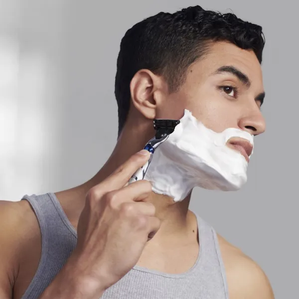 GILLETTE Mach3 Náhradná hlavica 8 ks + Mach3 Comfort Gél na holenie 200 ml