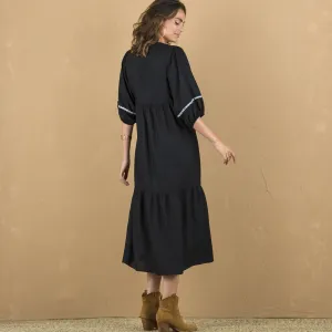 Midi šaty s výšivkou a rukávmi po lakte