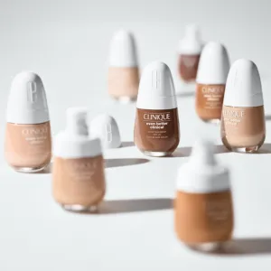 Clinique Even Better™ Clinica Serum Foundation ošetrujúci make-up SPF 20 odtieň WN 04 Bone 30 ml