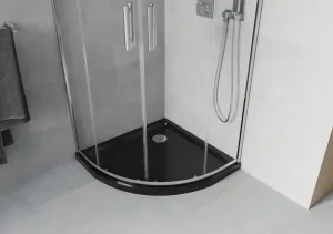 MEXEN/S - Rio štvrťkruhový sprchovací kút 90 x 90, transparent, chróm + vanička so sifónom Flat, čierny 863-090-090-01-00-4170