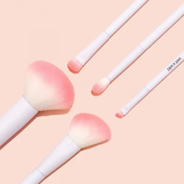 Wet n Wild Essential Powder Brush štetec na púder 1 ks