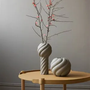 Váza Twist Ball, 20 cm, čierna - COOEE