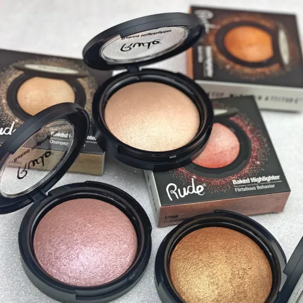 Rude Cosmetics Baked Highlighter kompaktný púdrový rozjasňovač odtieň All Eyes On Me 7 g
