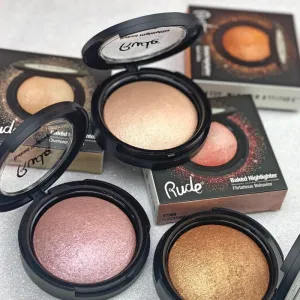 Rude Cosmetics Baked Highlighter kompaktný púdrový rozjasňovač odtieň All Eyes On Me 7 g