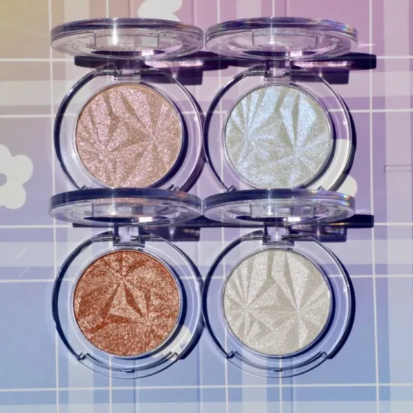Rude Cosmetics Manga Collection Twinkle Twinkle Highlighter kompaktný púdrový rozjasňovač odtieň Sawa-Chan's Heart 4 g