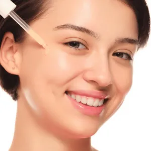 essence Hello, Good Stuff! Glow-C rozjasňujúce sérum s vitamínom C 30 ml