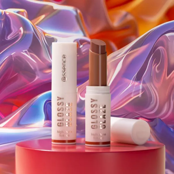 essence Glossy Glaze rúž s vysokým leskom odtieň 01 Livin La Vida Mocha 1.9 g