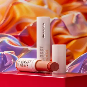 essence Glossy Glaze rúž s vysokým leskom odtieň 02 On Cloud Nude 1.9 g