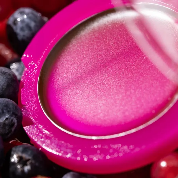 essence Juicy Berry Tinted tekutá lícenka a lesk na pery 3 g