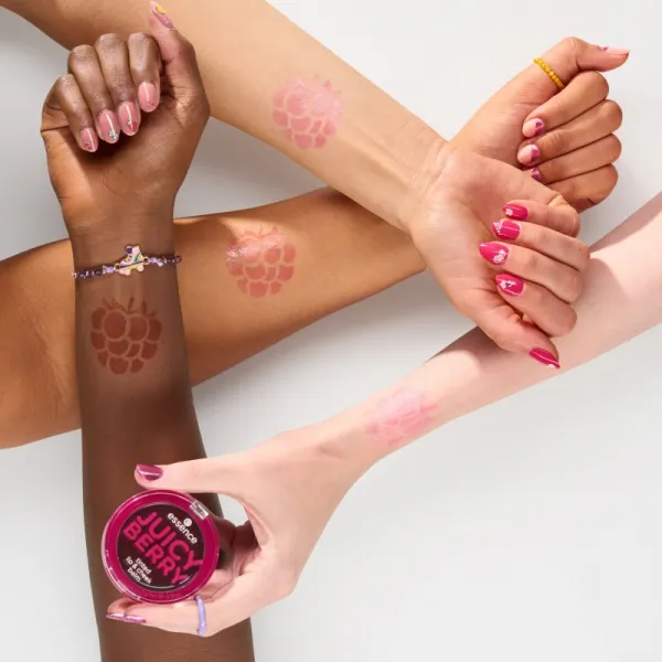 essence Juicy Berry Tinted tekutá lícenka a lesk na pery 3 g