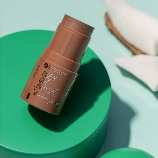 essence baby got bronze rozjasňujúci bronzer s trblietkami odtieň 20 Holiday Glow 5.5 g