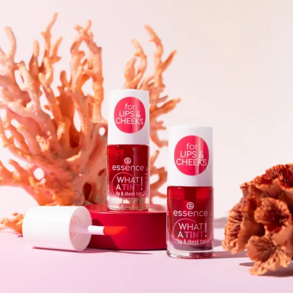 essence WHAT A TINT! tekutá lícenka a lesk na pery odtieň 02 Coral Sunset 4.9 ml