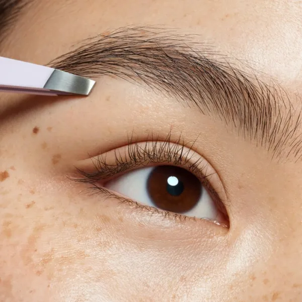 essence Brow Tweezer pinzeta na obočie 1 ks