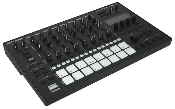 Roland MC-707 Groovebox