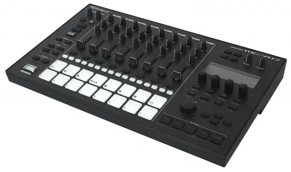 Roland MC-707 Groovebox