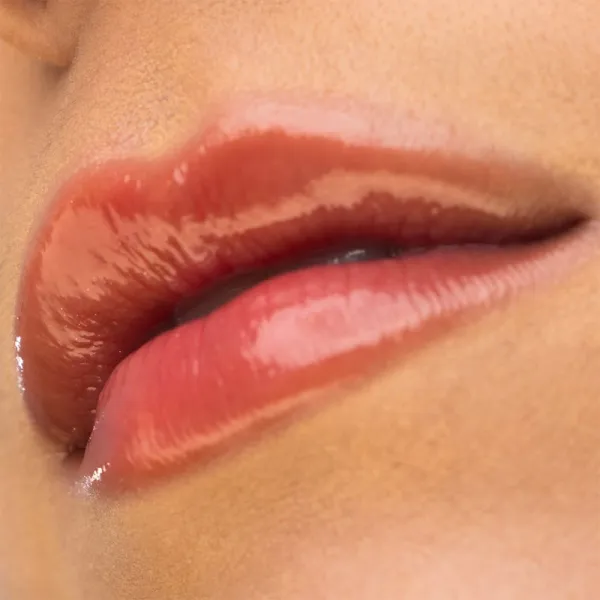 theBalm Plump Your Pucker Lip Gloss lesk na pery pre väčší objem odtieň Rodeo Show 2.7 ml
