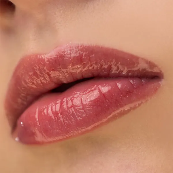 theBalm Plump Your Pucker Lip Gloss lesk na pery pre väčší objem odtieň Dilly Dally 2.7 ml