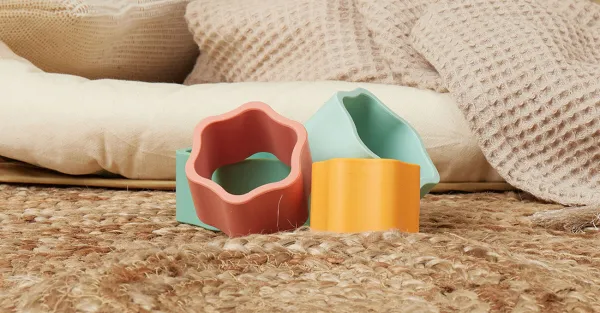 Bieco Silicone Stacking Tower Flower aktivity hračka 12 m+ Tropical Vibes 4 ks