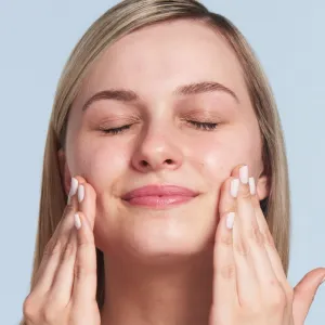 IT Cosmetics Bye Bye Dark Spots zosvetľujúce korekčné sérum proti pigmentovým škvrnám s niacínamidom pre ženy 30 ml