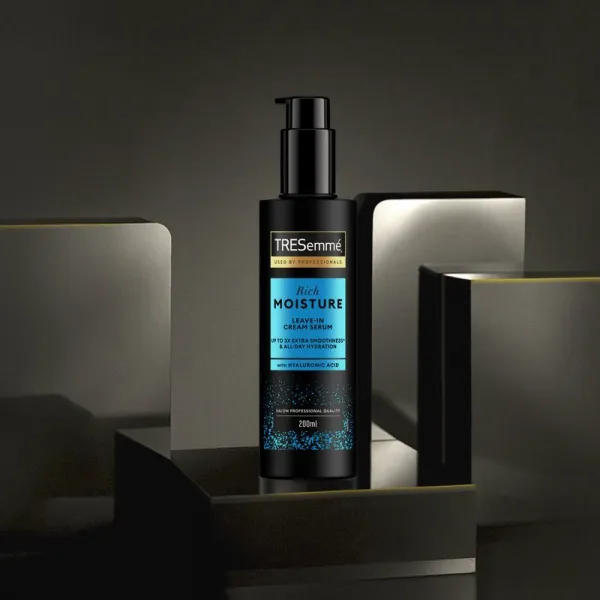 TRESemmé Rich Moisture Leave-In Serum krémové sérum pre hydratáciu a lesk 200 ml