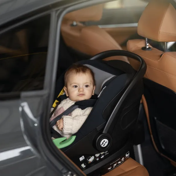 PETITEMARS Autosedačka Petite&Mars Core Pro i-Size + isofixová základňa Farba: Black Grey