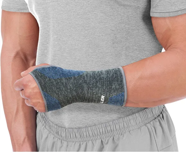Mueller 4-Way Stretch Premium Knit Wrist Support, bandáž na zápästie Veľkosť: M/L