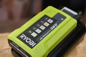 RYOBI 36V MAX POWER Kompaktná nabíjačka 1.7 Amp/h RY36C17A