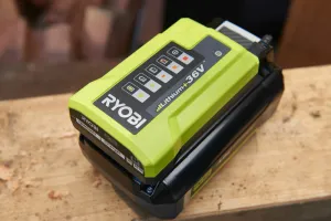 RYOBI 36V MAX POWER Kompaktná nabíjačka 1.7 Amp/h RY36C17A