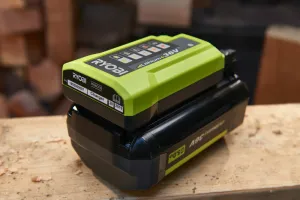 RYOBI 36V MAX POWER Kompaktná nabíjačka 1.7 Amp/h RY36C17A