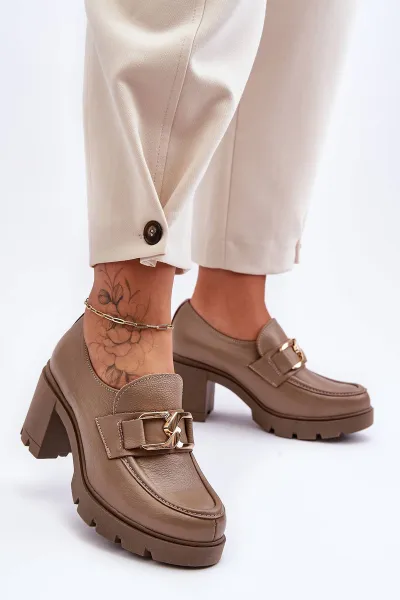 Elegantné topánky na podpätku s ozdobou