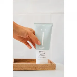Naif Personal Care Shampoo jemný čistiaci šampón pre všetky typy vlasov 200 ml